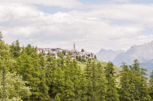 Guarda  Dorf  Kirche  Graub  nden  Engadin  Unterengadin  Wanderweg  Via Engiadina  Nationalpark  L  rchenwald  Alpen  Sommer  Schweiz