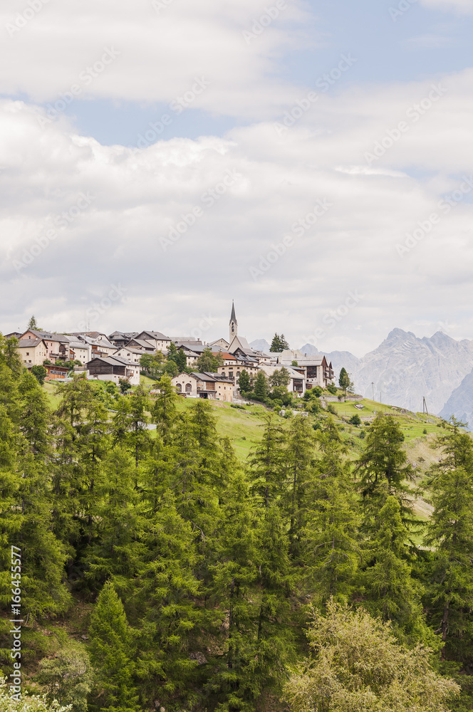 Guarda, Dorf, Bergdorf, Kirche, Dorfkirche, Wanderweg, Engadin, Unterengadin, Graubünden, Alpen, Schweizer Berge, Sommer, Schweiz