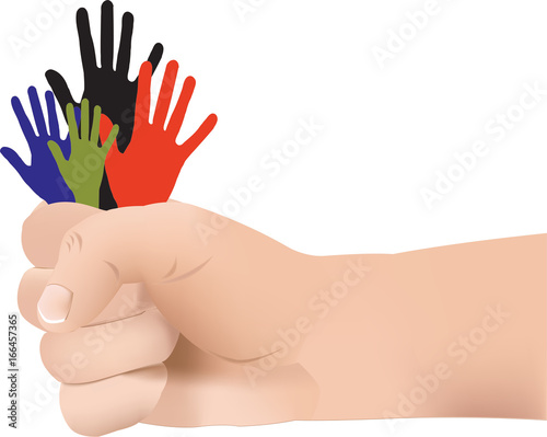mani di colore in un pugno chiuso