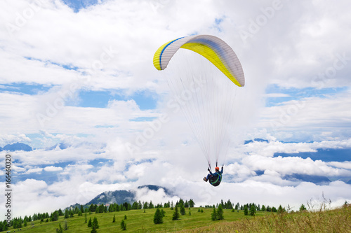 Paraglider beim Start über den Wolken in Gerlitzen 