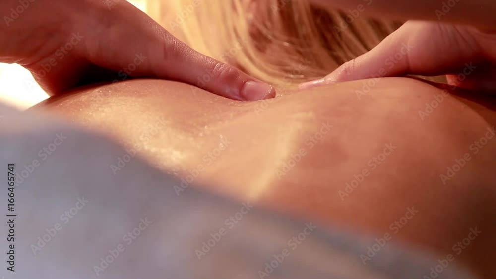 Donna massaggiatrice massaggia una ragazza in relax Donna massaggiatrice massaggia una ragazza in relax