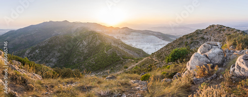 Sonnenuntergang in den Bergen von Andalusien im Urlaub 