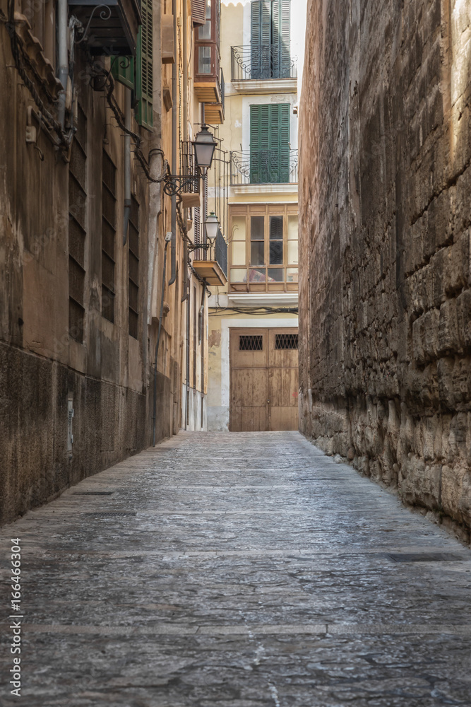 An empty alley in the middle of Mallorca