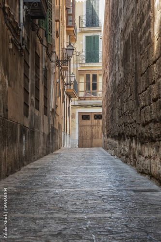 Fototapeta Naklejka Na Ścianę i Meble -  An empty alley in the middle of Mallorca
