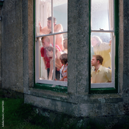 Foto People looking out the window