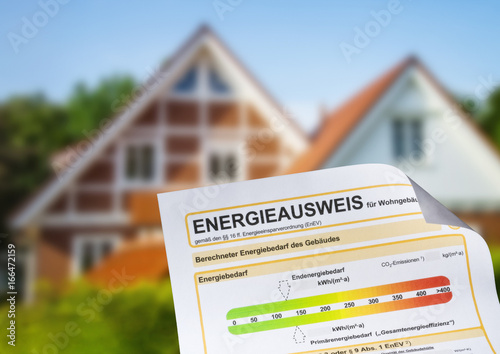 Energieausweis vor einem Haus