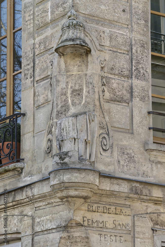 A beheaded statue on île Saint-Louis