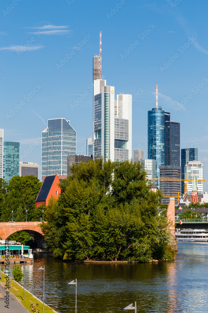 Frankfurt am Main, in der Mitte die Maininsel mit dem Portikus. 31..07.2017. Frankfurt am Main, in der Mitte die Maininsel mit dem Portikus. 31..07.2017.