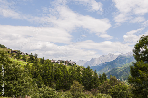 Guarda, Dorf, Kirche, Unterengadin, Engadin, Wanderweg, Lärchenwald, Nationalpark, via Engiadina, Alpen, Graubünden, Sommer, Schweiz