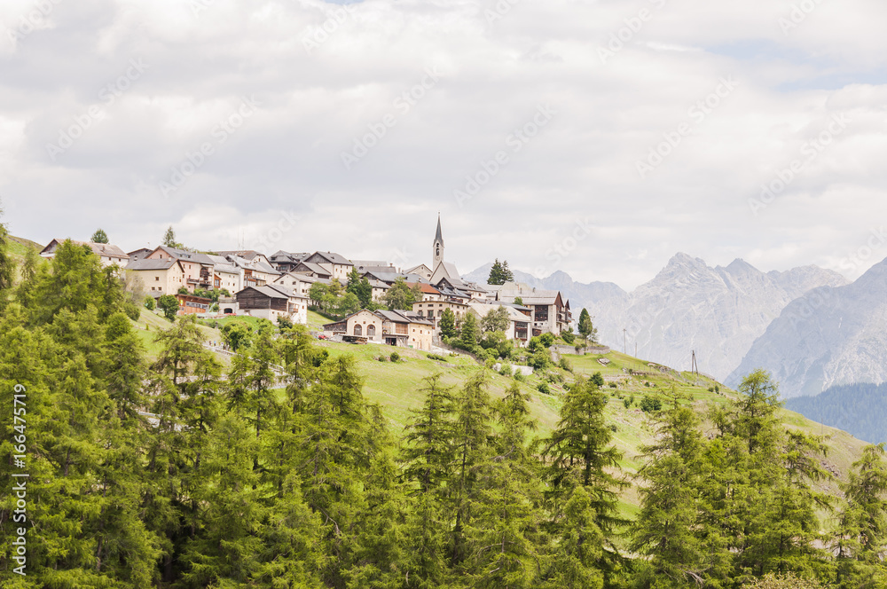 Guarda, Dorf, Bergdorf, Kirche, Lärchenwald, Arvenholz, Wanderweg, Engadin, Unterengadin, Alpen, Graubünden, Sommer, Schweiz 
