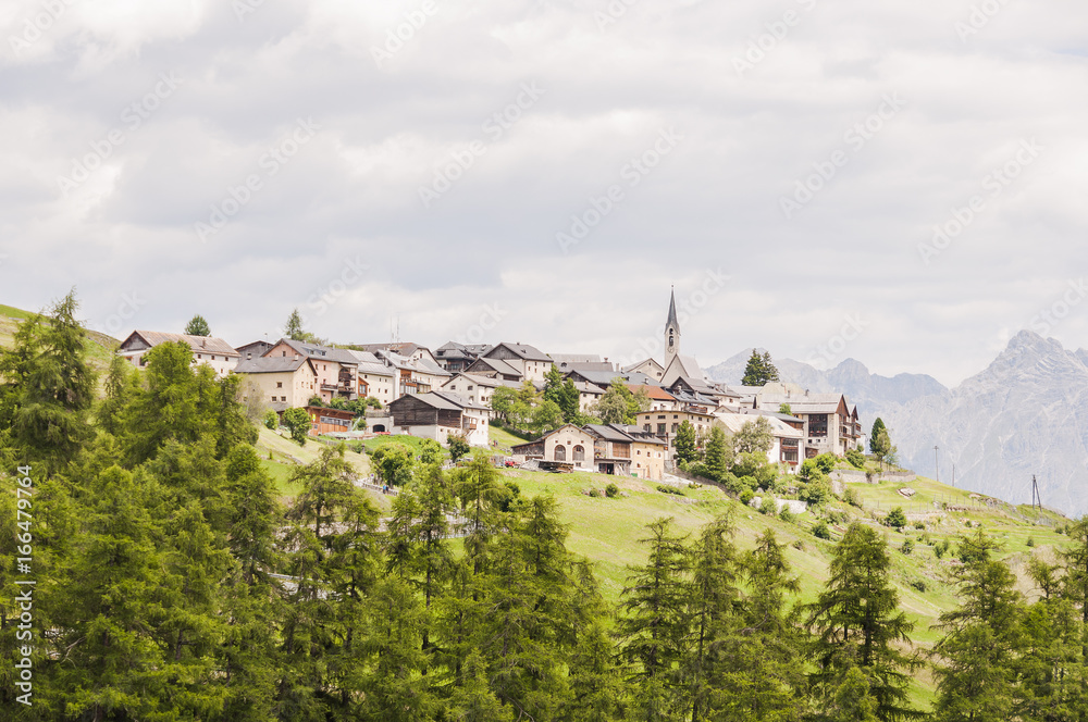 Guarda, Dorf, Bergdorf, Kirche, Dorfkirche, Engadin, Unterengadin, Inn, Alpen, Schweizer Berge, Bergbauer, Graubünden, Sommer, Schweiz