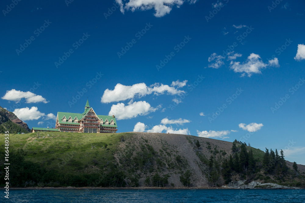 Fototapeta premium The Prince of Wales Hotel am Upper Waterton Lake, Waterton Lakes Nationalpark, Alberta, Canada