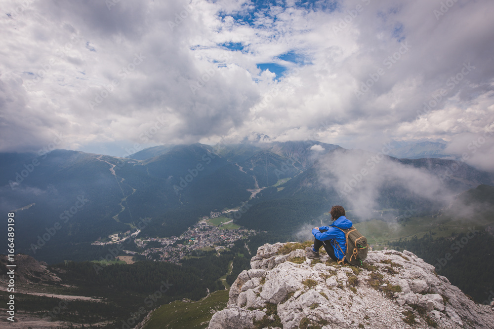 Ragazza di spalle in montagna