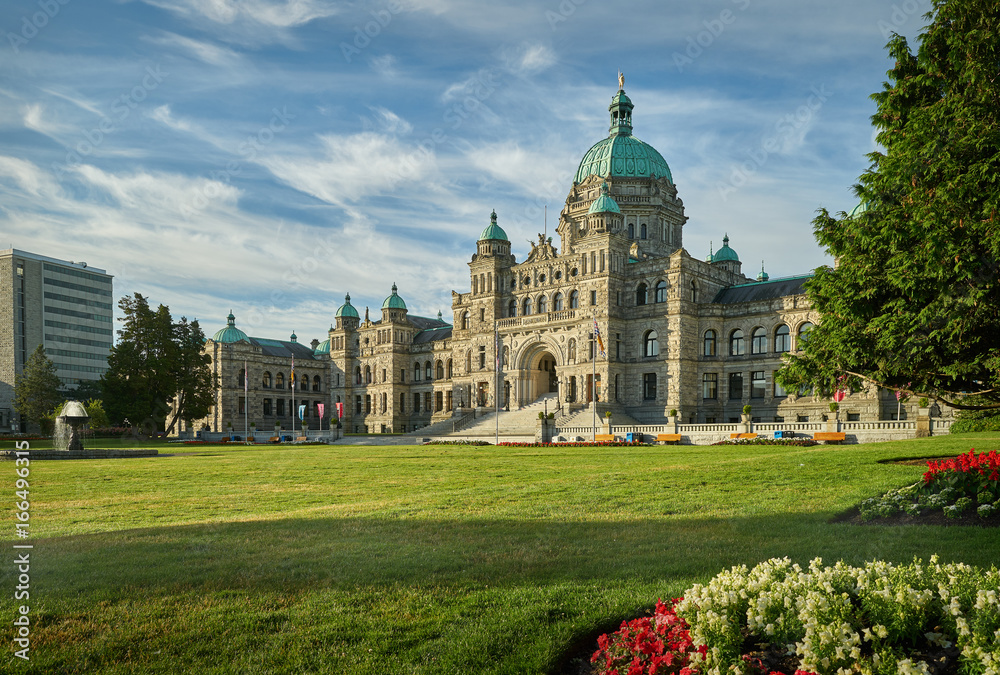 Obraz premium Parliament Building Morning, Victoria, British Columbia. An early morning shot of the parliament building in Victoria, British Columbia.