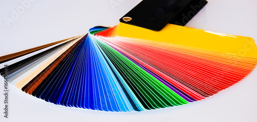 Farbfächer Schmuckfarben im Licht