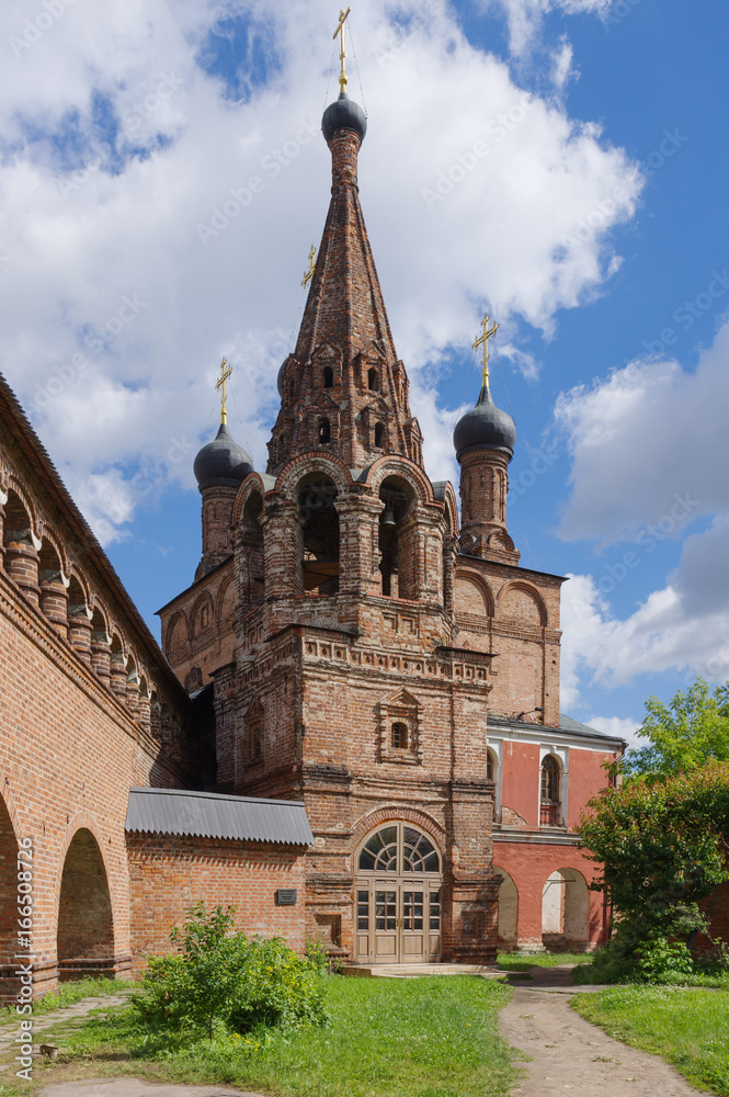 Fototapeta premium Church of the Assumption of the Blessed Virgin Mary in beautiful and well preserved piece of old Moscow: Krutitskoe podvorie, Moscow