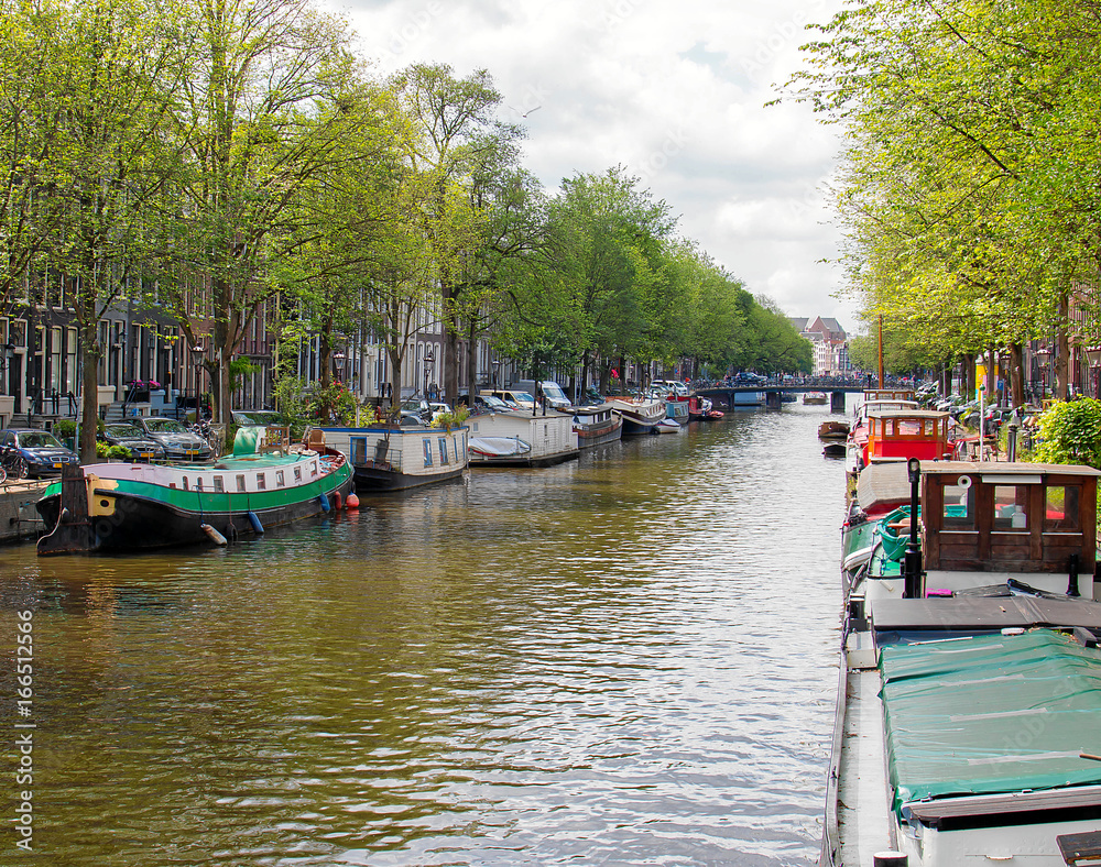 Gracht mit Hausbooten in Amsterdam Gracht mit Hausbooten in Amsterdam