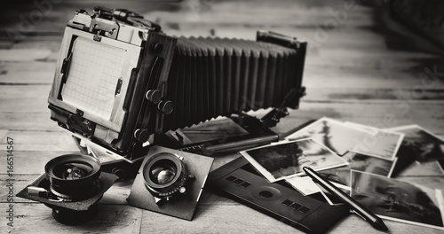 Tapety artystyczne Large format camera, lens, films and tablet
