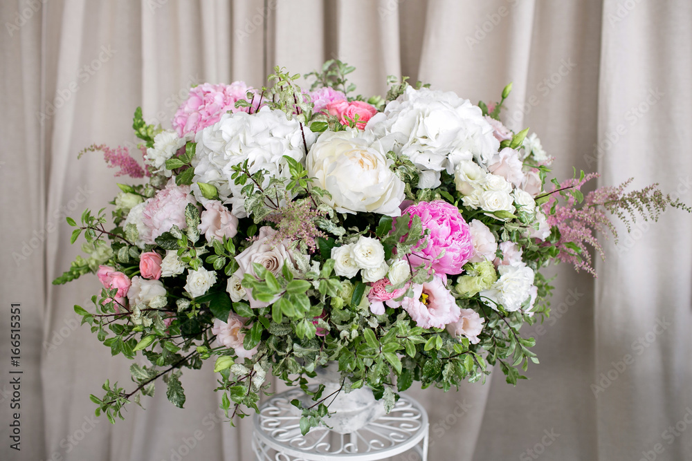 Arrange flowers in a white roman vase Arrange flowers in a white roman vase