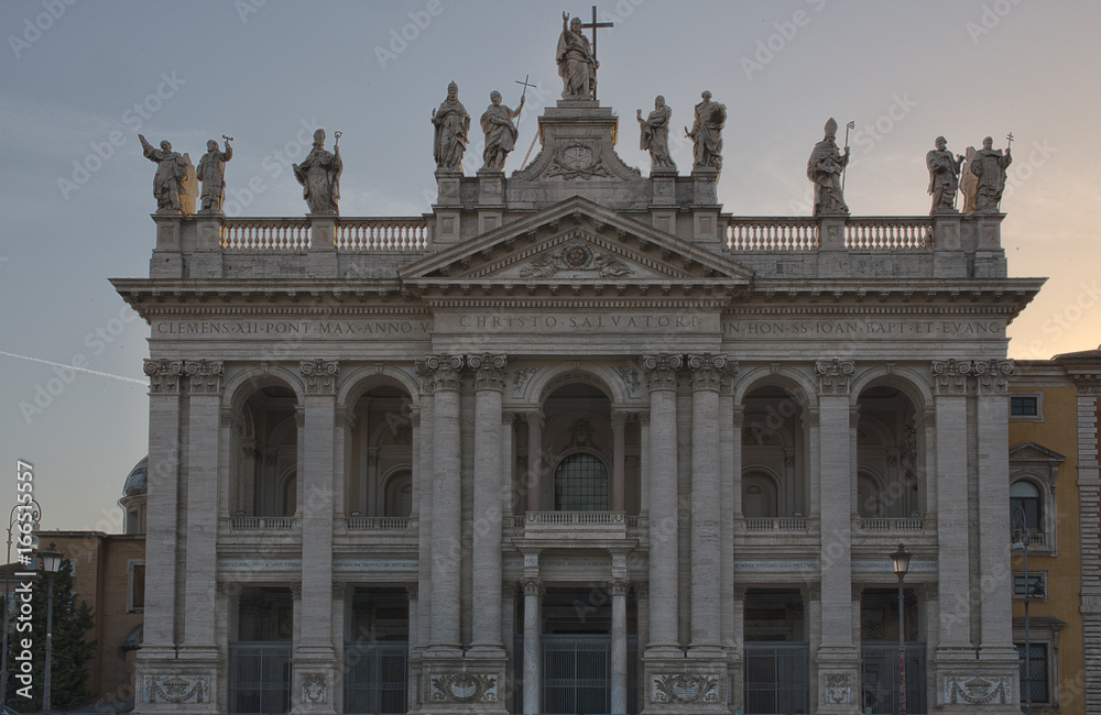 Vista della facciata della Basilica di San Giovanni in Laterano o Cattedrale di Roma, della diocesi di Roma. È la prima delle quattro basiliche papali maggiori e la più antica e importante.