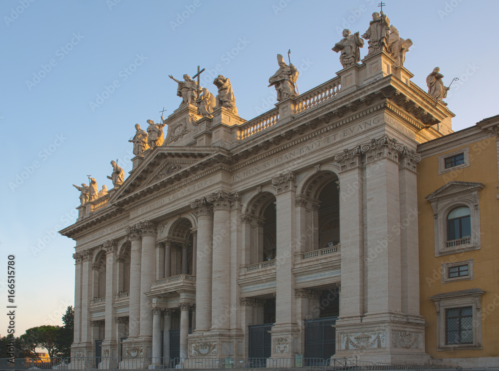 Vista laterale della facciata della Basilica di San Giovanni in Laterano o Cattedrale di Roma, della diocesi di Roma. È la prima delle quattro basiliche papali maggiori e la più antica e importante.