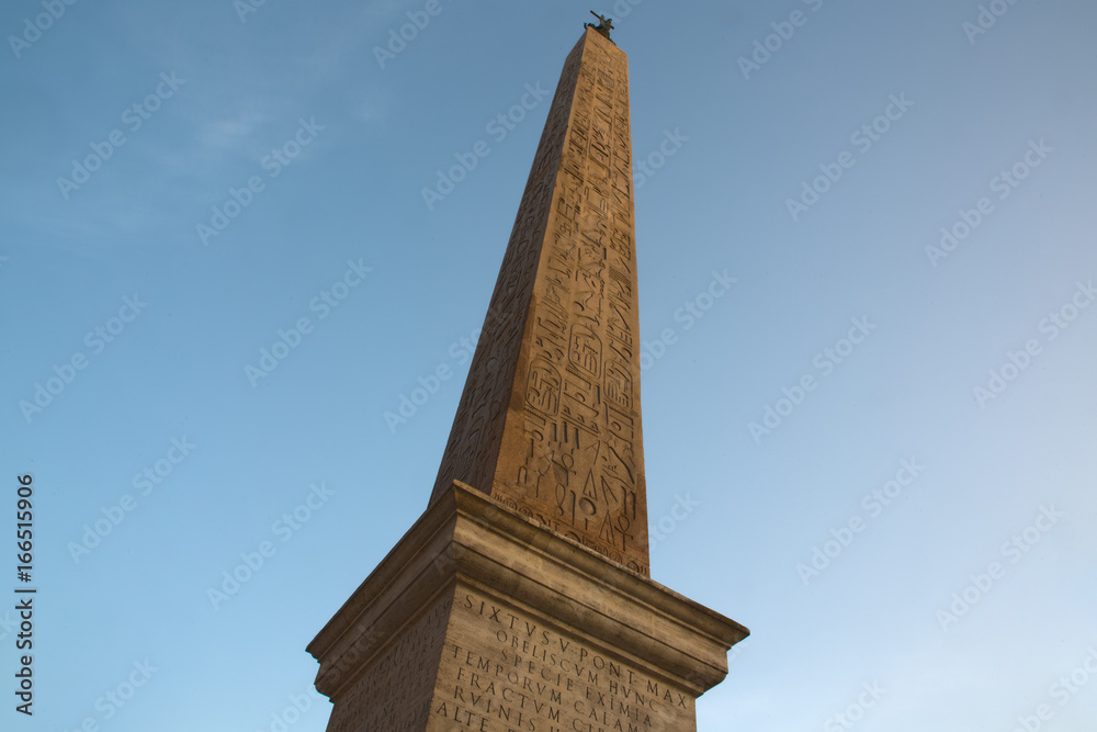 L'Obelisco Lateranense è uno dei tredici obelischi antichi di Roma ed è situato in piazza San Giovanni in Laterano. Questo è l'obelisco monolitico più alto del mondo. Proviene dal tempio di Amon-Ra.