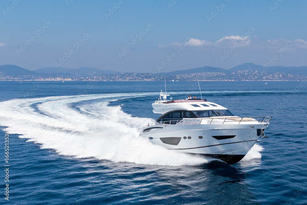 Fototapeta premium speeding at sea