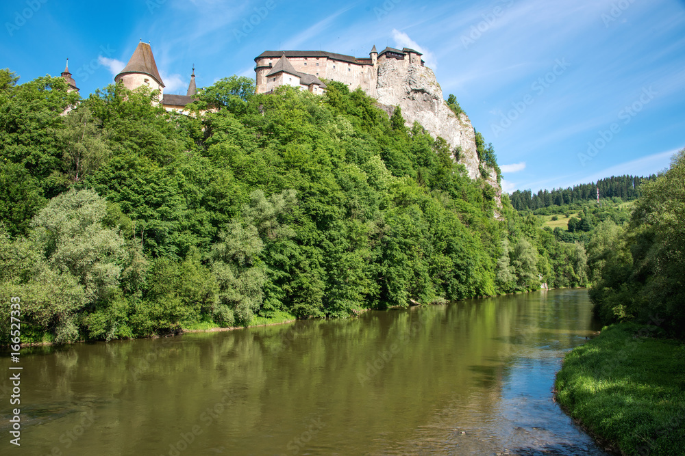 Widok na rzekę i Zamek Orawski na Słowacji.
