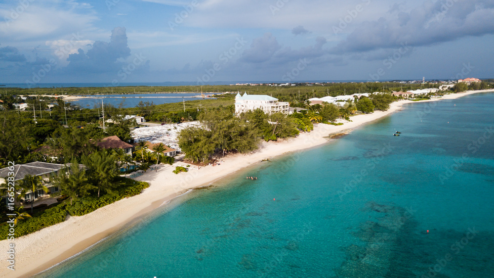 Fototapeta premium Widok z lotu ptaka Seven Mile Beach na Wielkim Kajmanie w Brytyjskich Indiach Zachodnich