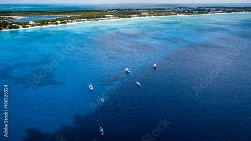 Dive boats moored above the wreck of the USS Kittiwake © whitcomberd