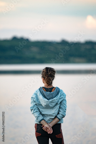 Sportlerin am See