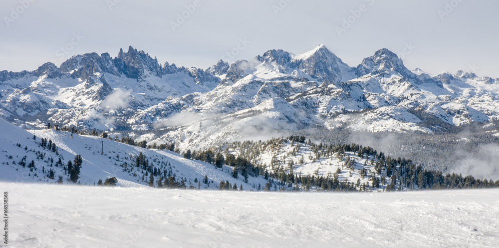 Fototapeta premium Gama minaretów w Mammoth Lakes, CA.