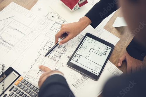 Cuadro en lienzo Architects or interior designers discussing floor plan blueprints