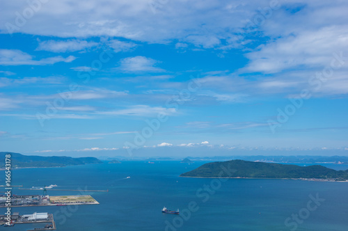屋島から望む瀬戸内海　遠方に瀬戸大橋 © KOZO