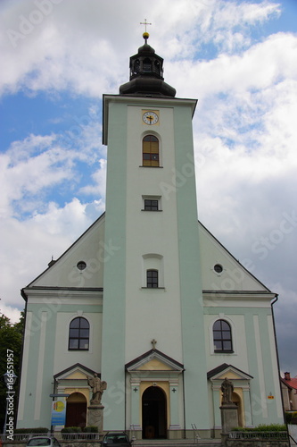 Wallpaper Mural Barokowy kościół Świętych Apostołów Piotra i Pawła w Skoczowie (Polska, województwo śląskie), wybudowany w 1762 roku. Torontodigital.ca