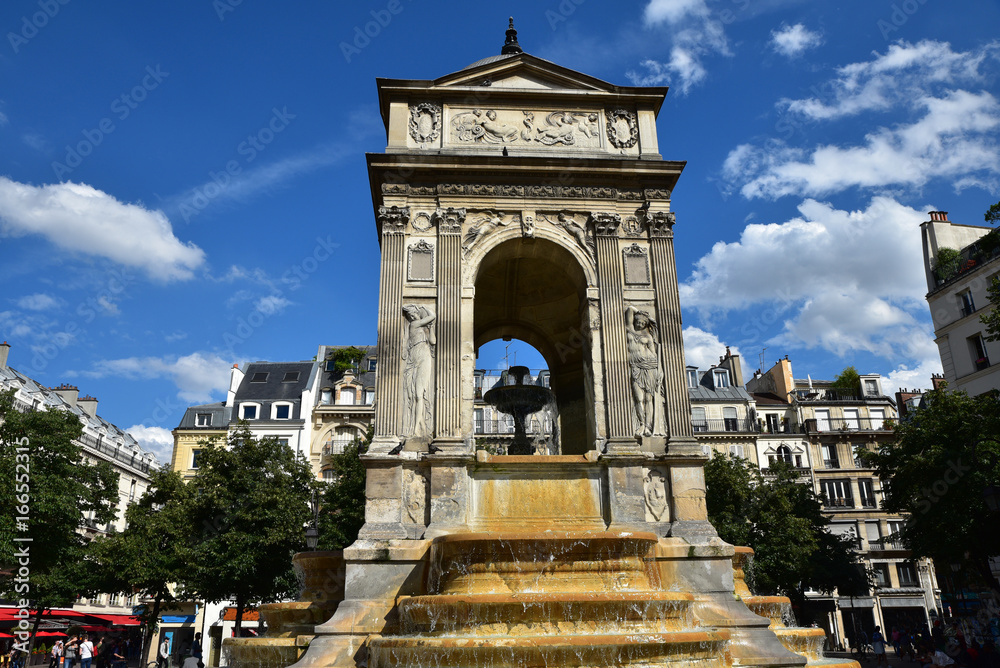 Fontaine des Innocents dans le quartier des Halles à Paris, France