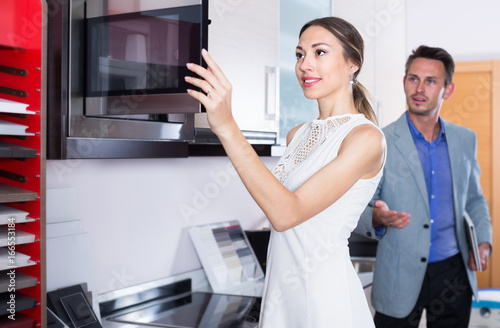 Couple is choosing new microwave