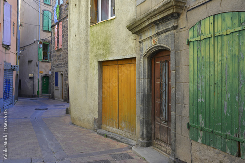 Ruelle multicolore à Agde (34300), département de l'Hérault en région Occitanie, France