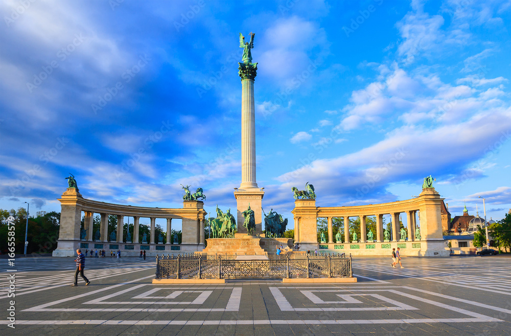 Fototapeta premium Pomnik Tysiąclecia na Placu Bohaterów. Zamazane - nierozpoznawalne twarze ludzi. Jest jedną z najczęściej odwiedzanych atrakcji na placach Budapesztu w Budapeszcie na Węgrzech.
