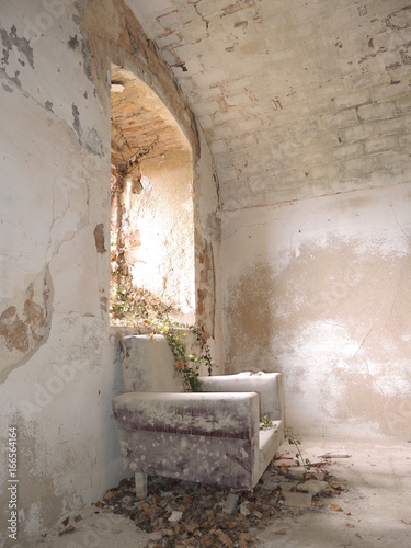 vecchia poltrona in rustico abbandonato
