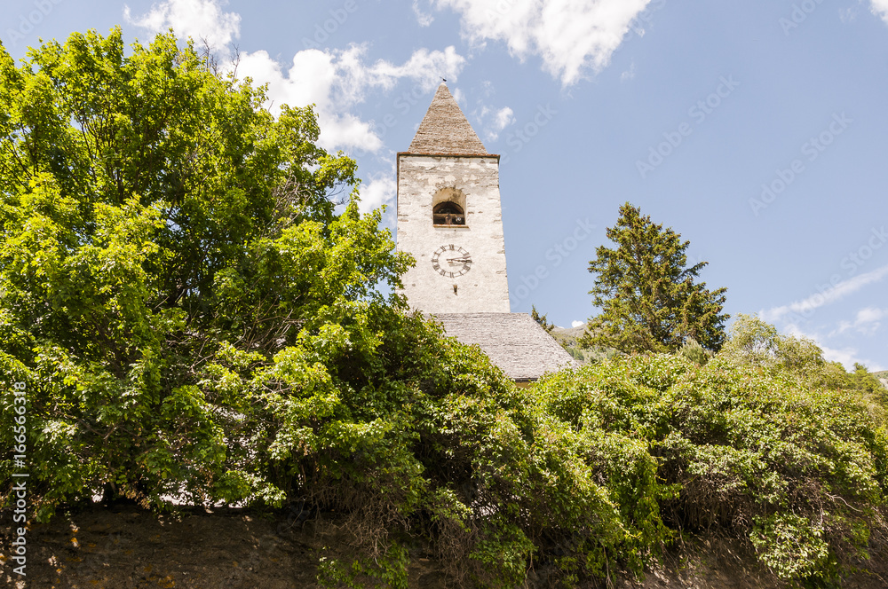 Lavin, Dorf, Bergdorf, Kirche, Dorfkirche, Engadin, Unterengadin, Nationalpark, Alpen, Schweizer Berge, Wanderweg, Graubünden, Sommer, Schweiz