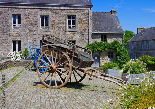 das mittelalterliche Dorf Locronan in der Bretagne alte Wagen, Frankreich - medieval village of Locronan and old wains , Brittany