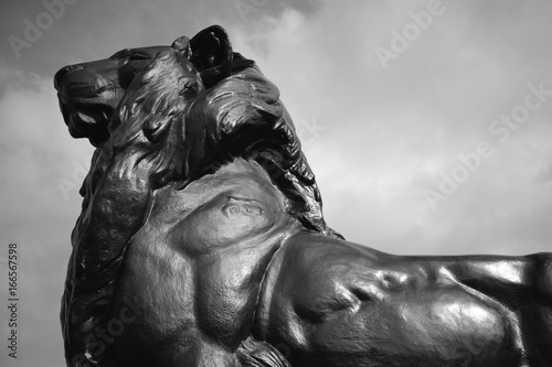 Statua di bronzo di leone dal Monumento a Colombo, Barcellona, Spagna photo