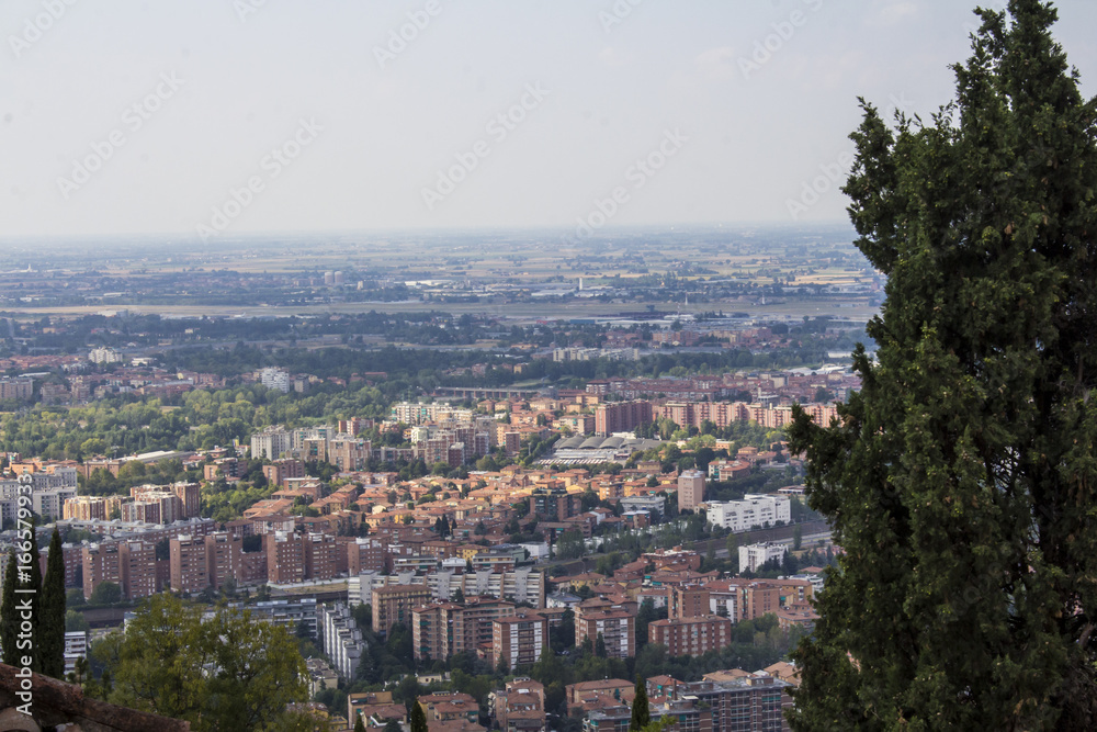 Fototapeta premium BOLOGNA, ITALIA - LUGLIO 23, 2017: panorama cittadino dal Santuario di San Luca - Emilia Romagna