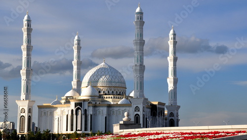 Weiße Hazrat-Sultan-Moschee mit vier Minaretten und der großen Kuppel photo