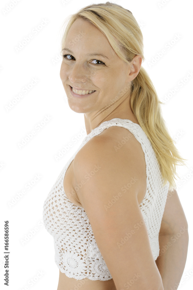Hübsche schlanke blonde Frau trägt Häkel oder Strick Oberteil Stock Photo