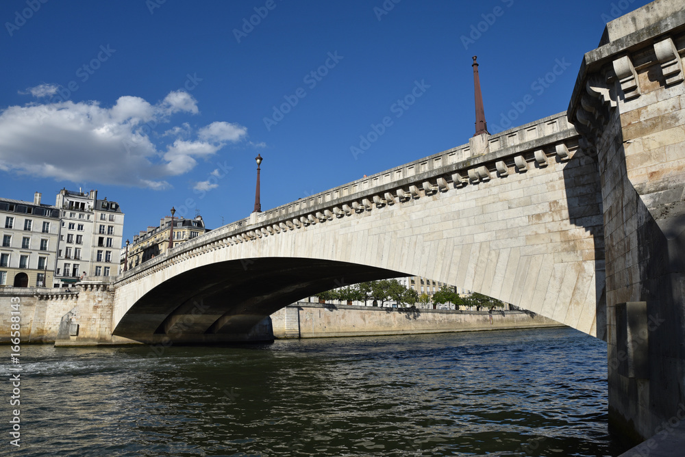 Ile Saint-Louis et pont de la Tounelle à Paris en été, France