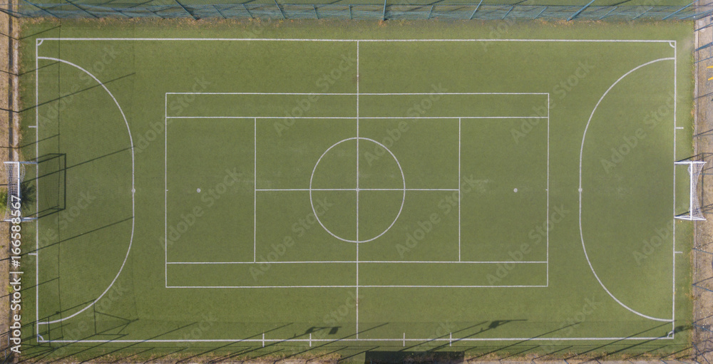 Vista aerea perpendicolare di un campo da calcio a 5 in erba sintetica. SI  tratta di