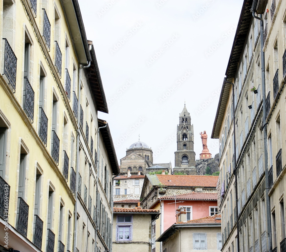 Fototapeta premium paysage urbain de la ville du puy-en-velay en france