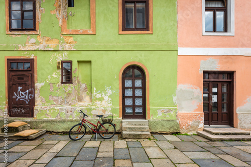 Bicicletta davanti a casa colorate